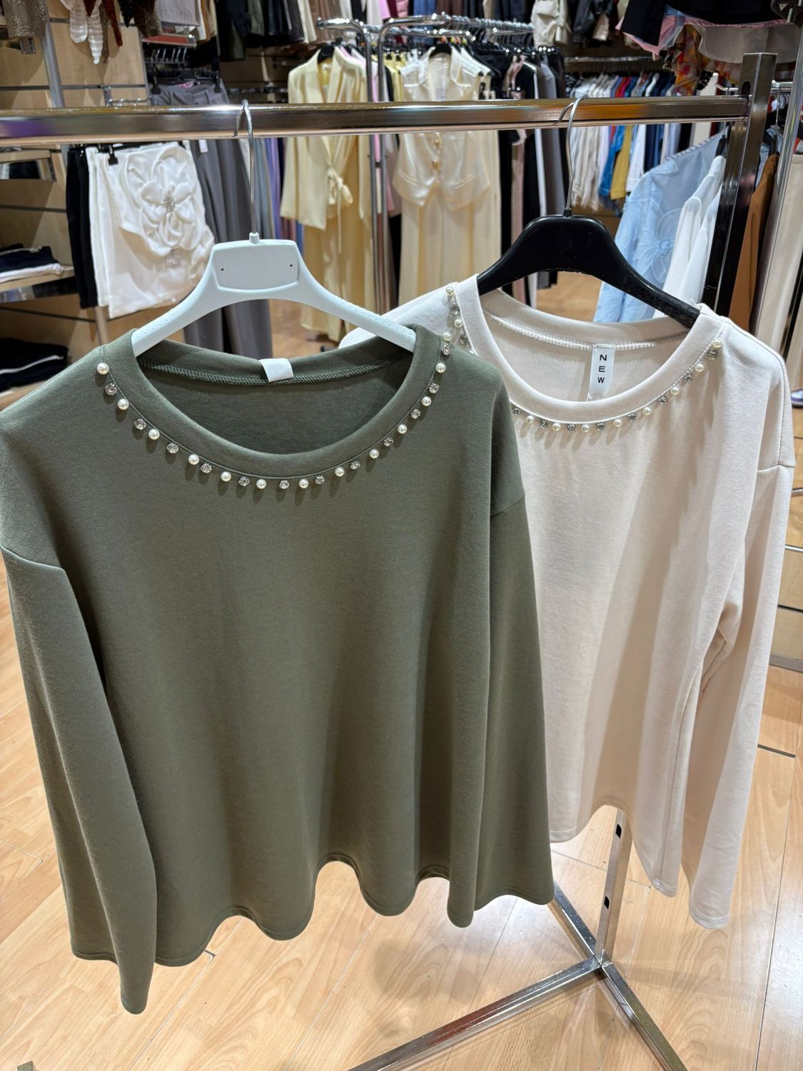 MAGLIA IN COTONE MANICA LUNGA CON DETTAGLI IN STRASS E PERLE SUL GIROGOLA