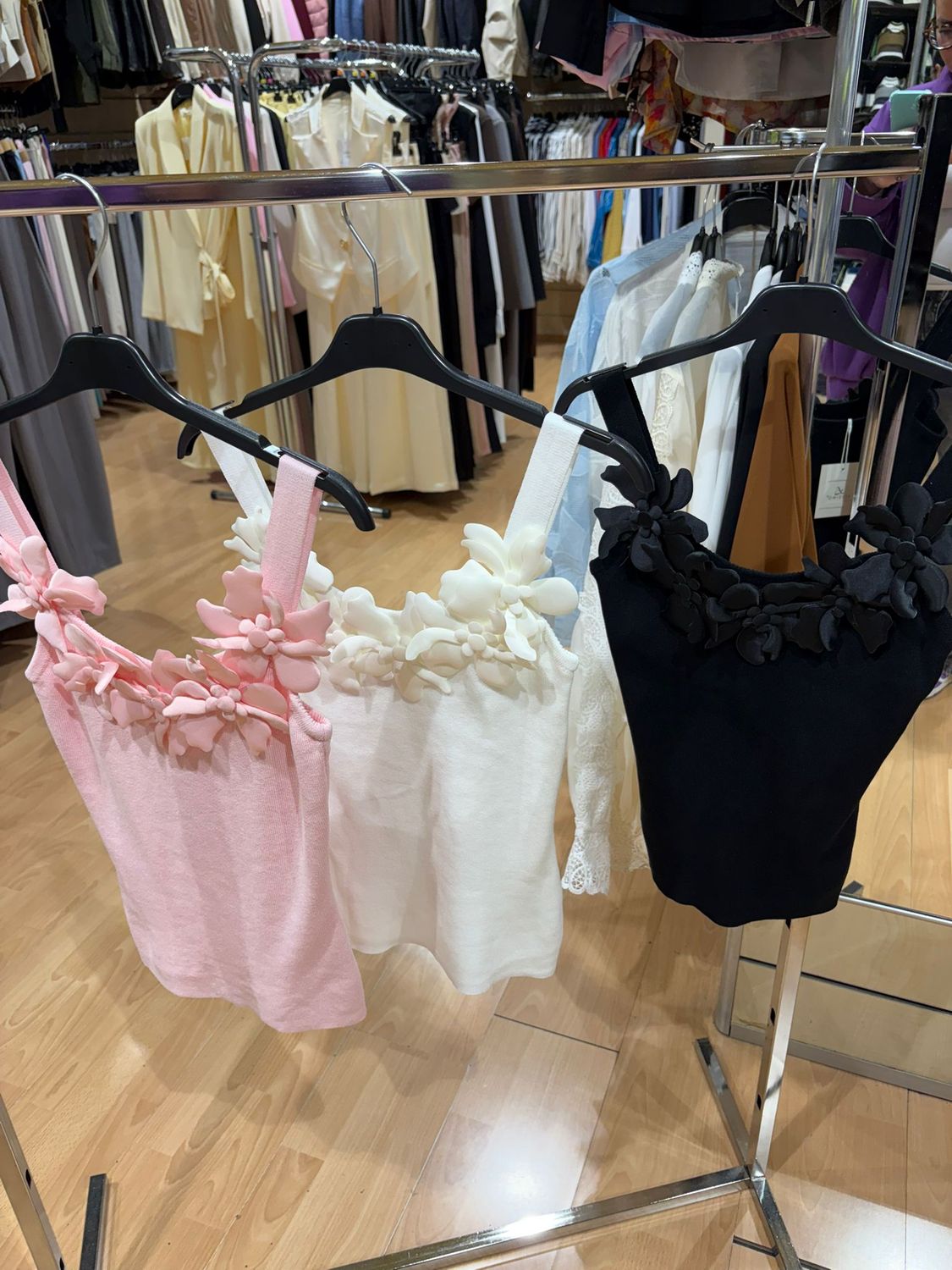 CANOTTA TUBOLARE CON FIORI IN DETTAGLIO