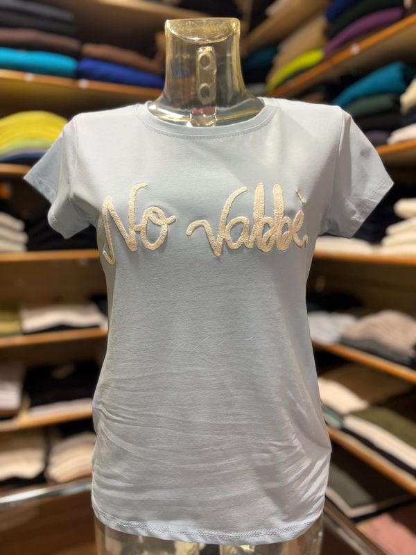 T-SHIRT MEZZA MANICA CON SCRITTA IN RILIEVO “ NO VABBÈ ”