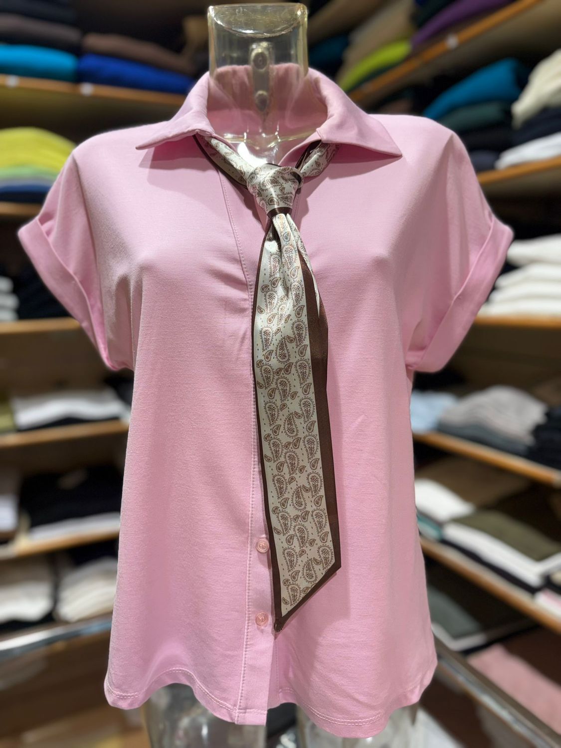 MAGLIA MODELLO POLO ELASTICIZZATA CON ABBOTTONATURA LUNGA E FOULARD