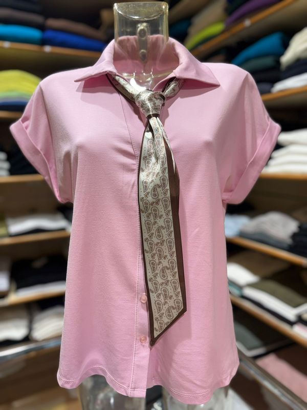 MAGLIA MODELLO POLO ELASTICIZZATA CON ABBOTTONATURA LUNGA E FOULARD