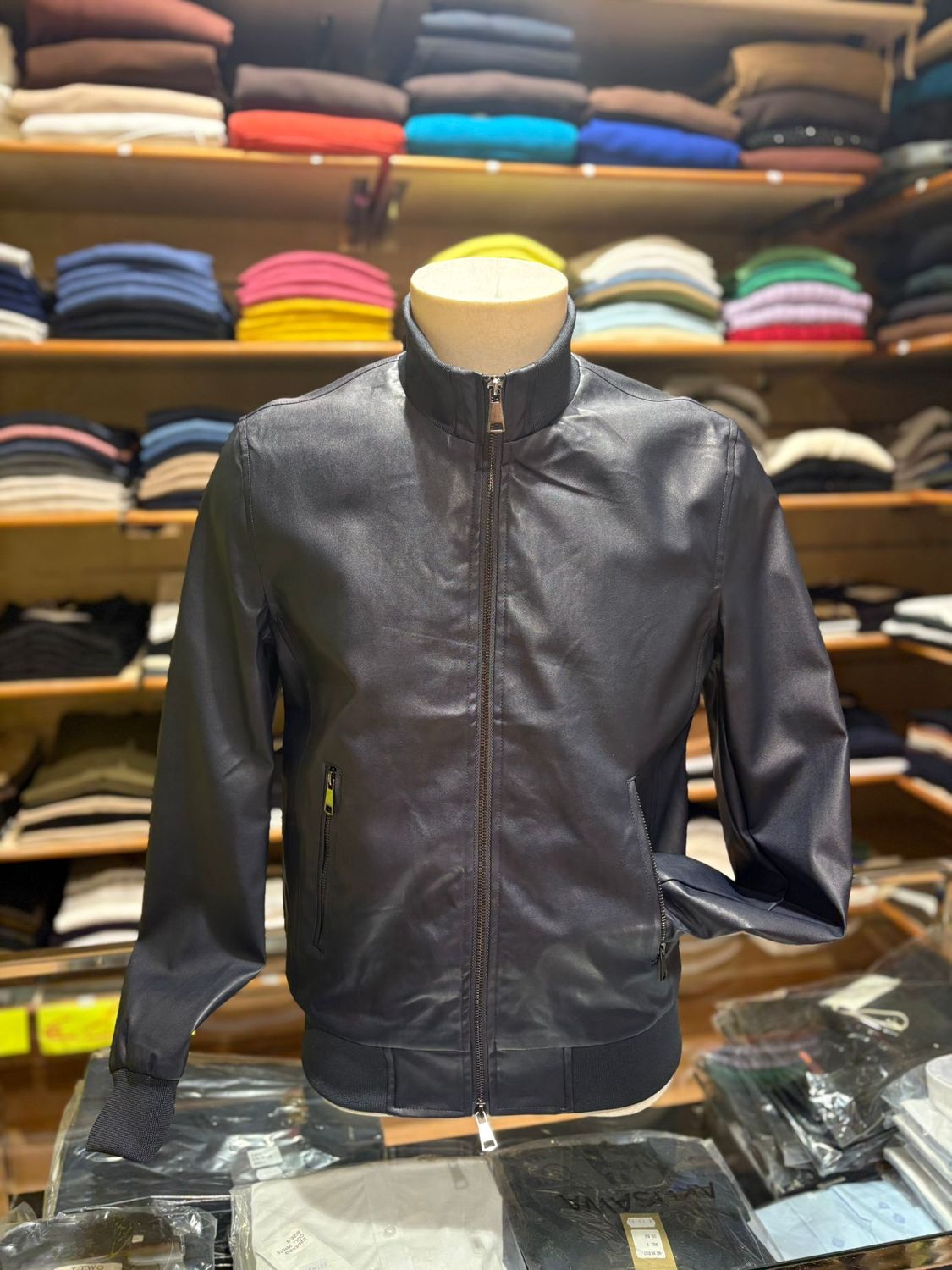 GIUBBOTTO IN ECOPELLE CON ELASTICO IN VITA E SULLE MANICHE