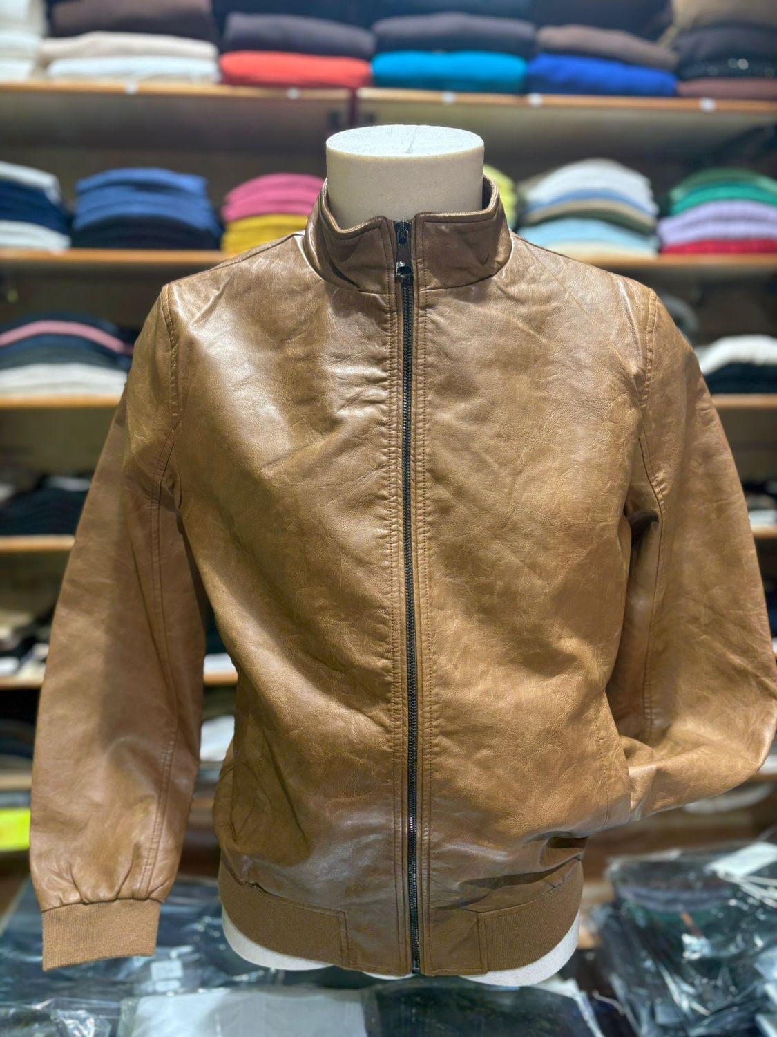 GIUBBOTTO IN ECOPELLE CON ZIP E TASCHE CON BOTTONE