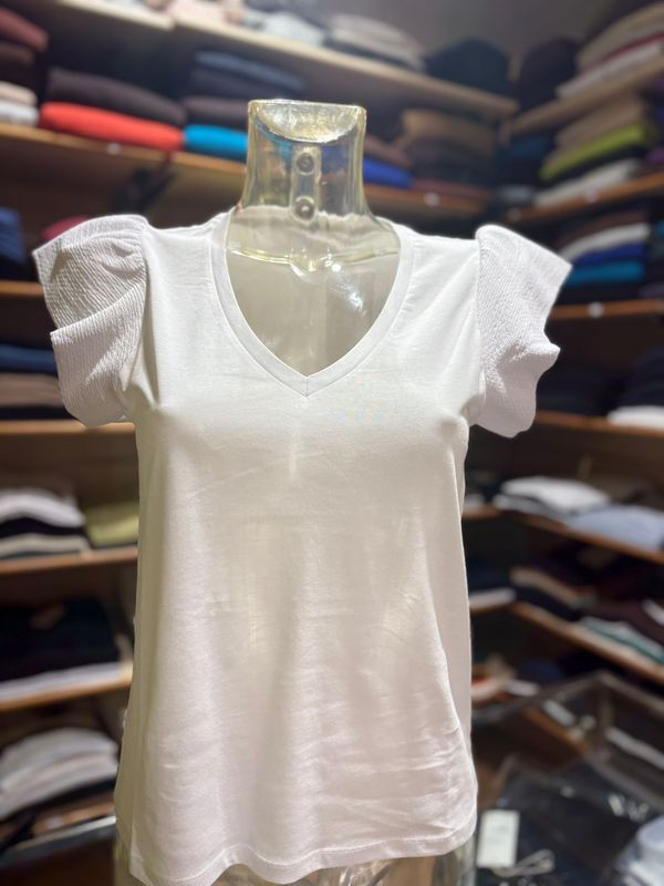 T-SHIRT CON SCOLLO A V E MANICHE AD ALETTA