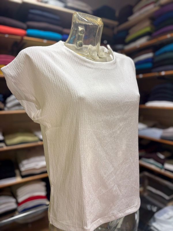 T-SHIRT CON DETTAGLIO BOTTONI DORATI E SPACCHETTI LATERALI