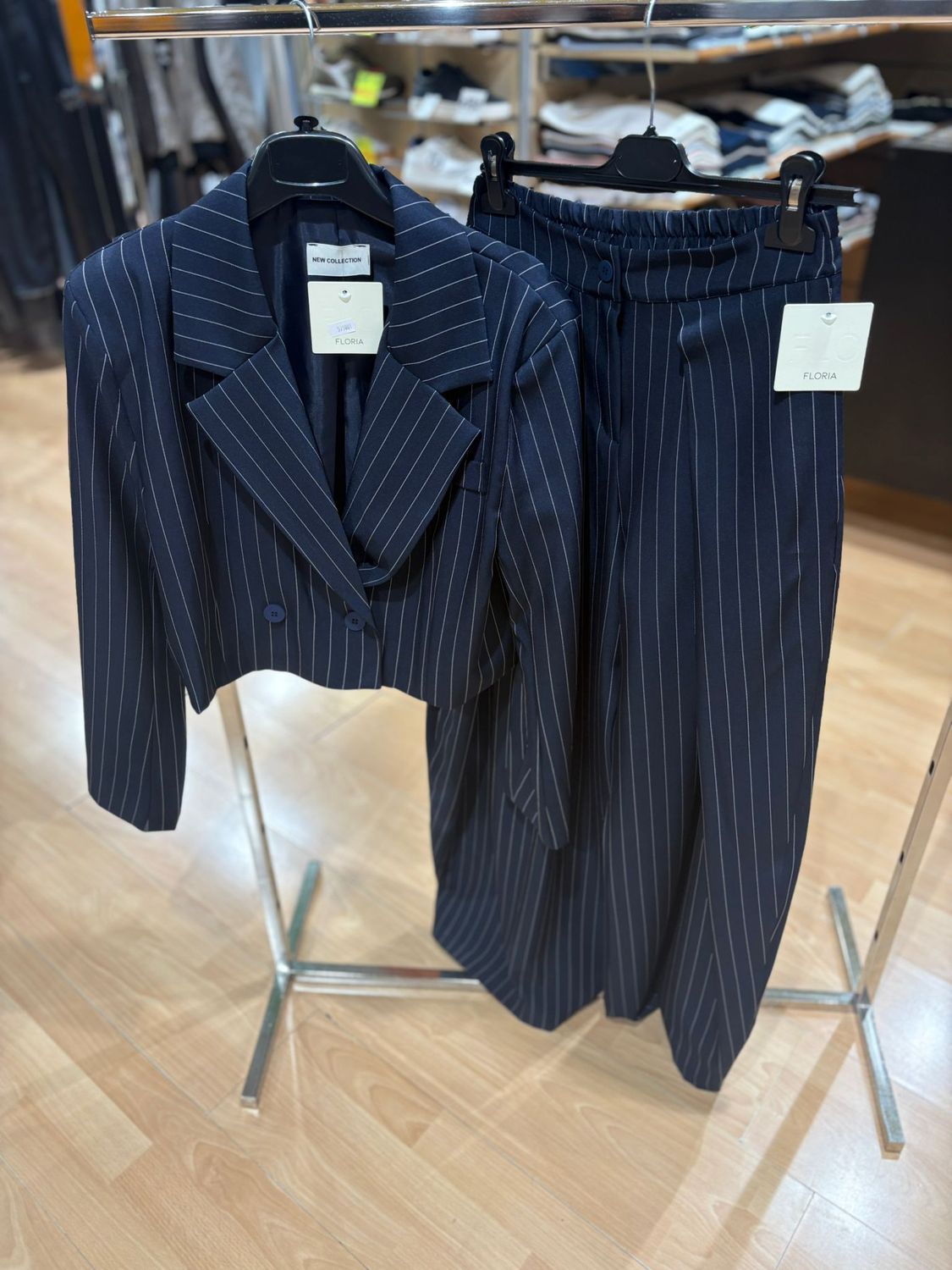 COMPLETO GESSATO CON BLAZER CORTO E PANTALONE BALLON