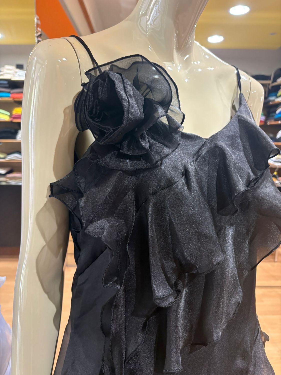 ABITO IN VOILE CON ROUCHES E FIORE APPLICATO