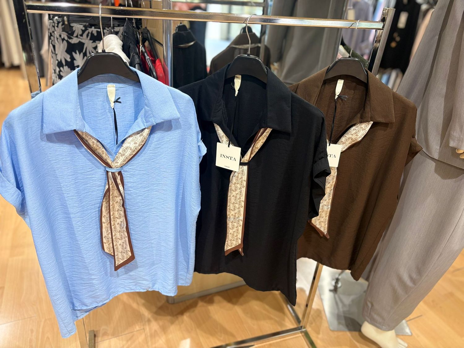 CASACCA CON SCOLLO SCIALLATO E FOULARD COORDINATO