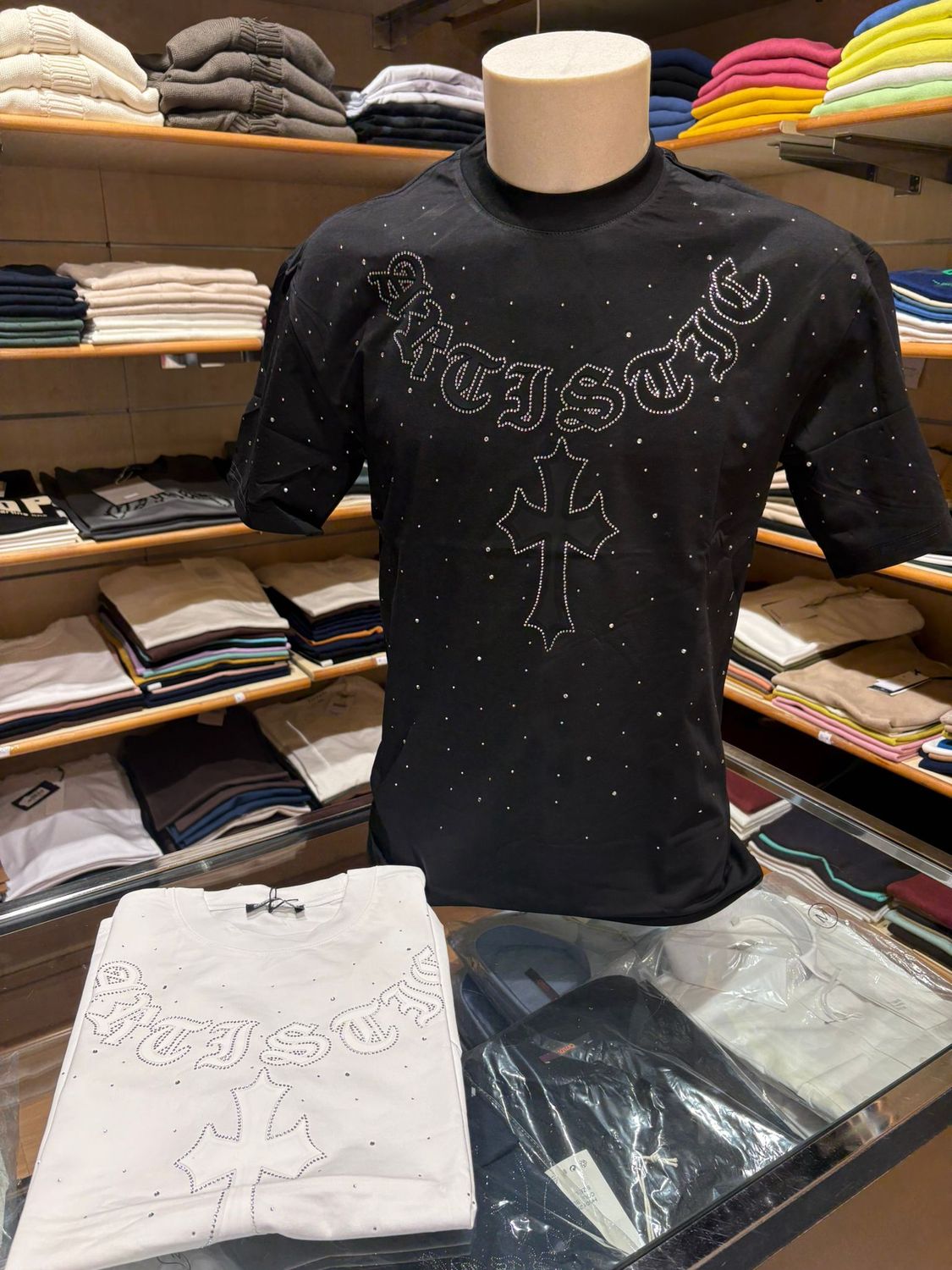MAGLIA UOMO IN COTONE ELASTICIZZATO CON STRASS E DETTAGLI FRONTALI
