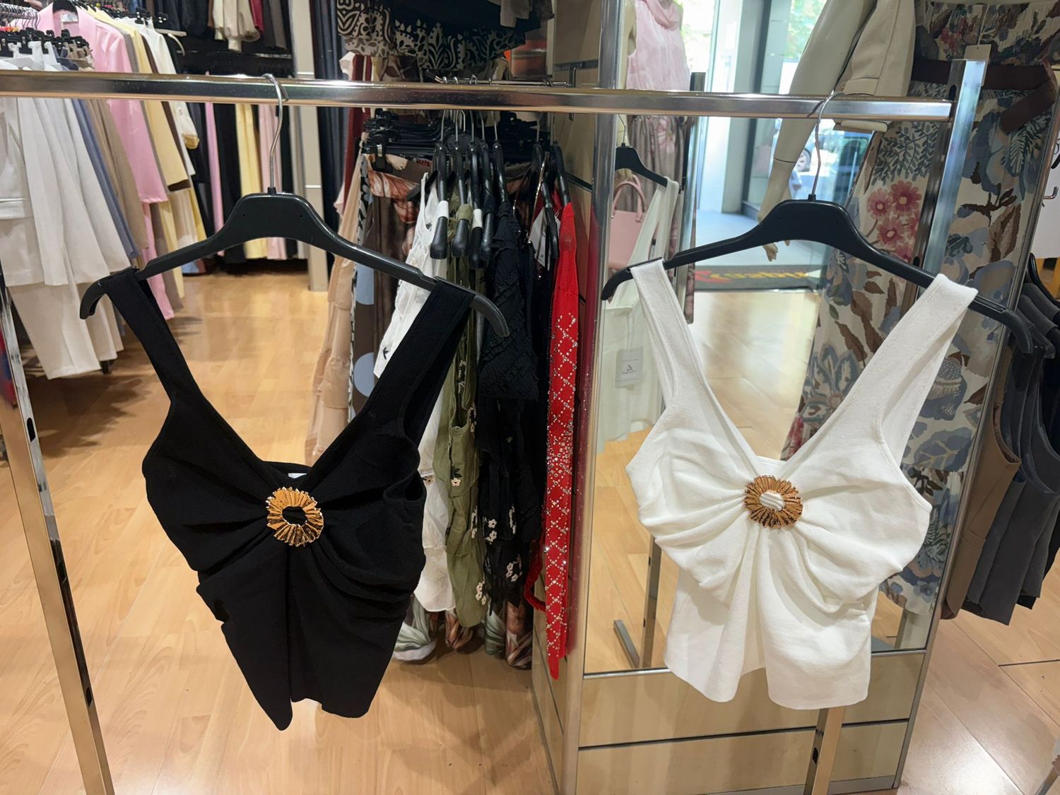 TOP ELASTICIZZATO CON DETTAGLIO ORO