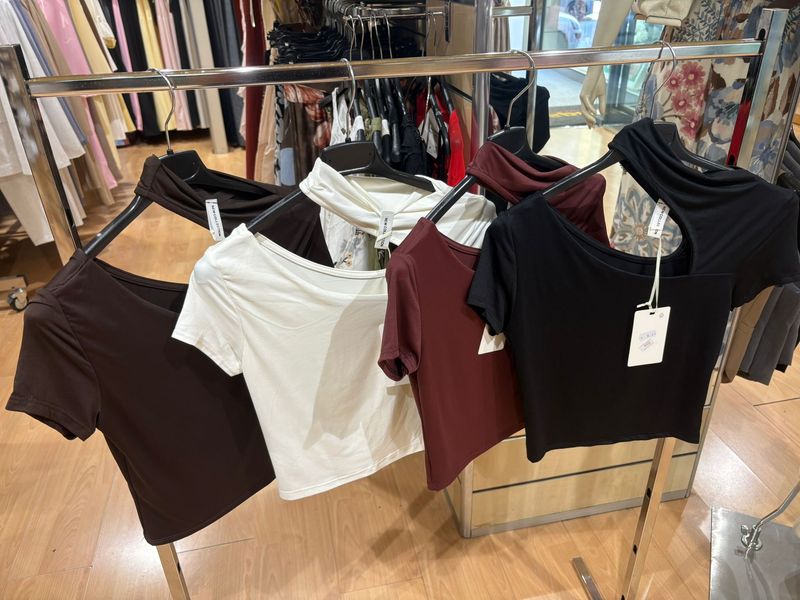 MAGLIA ELASTICIZZATA CON SCOLLO