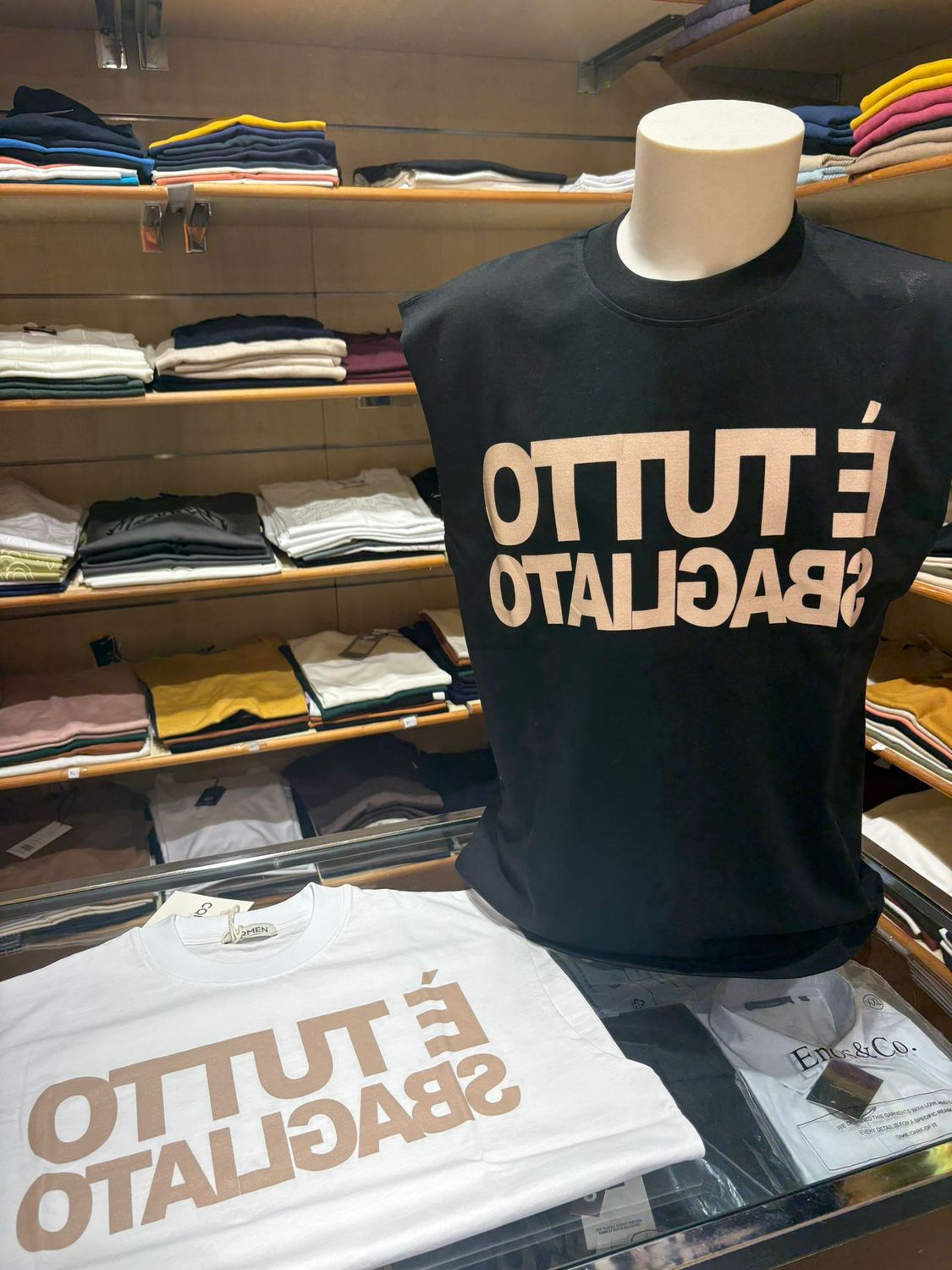 MAGLIA UOMO CON SCRITTA “ È TUTTO SBAGLIATO ”