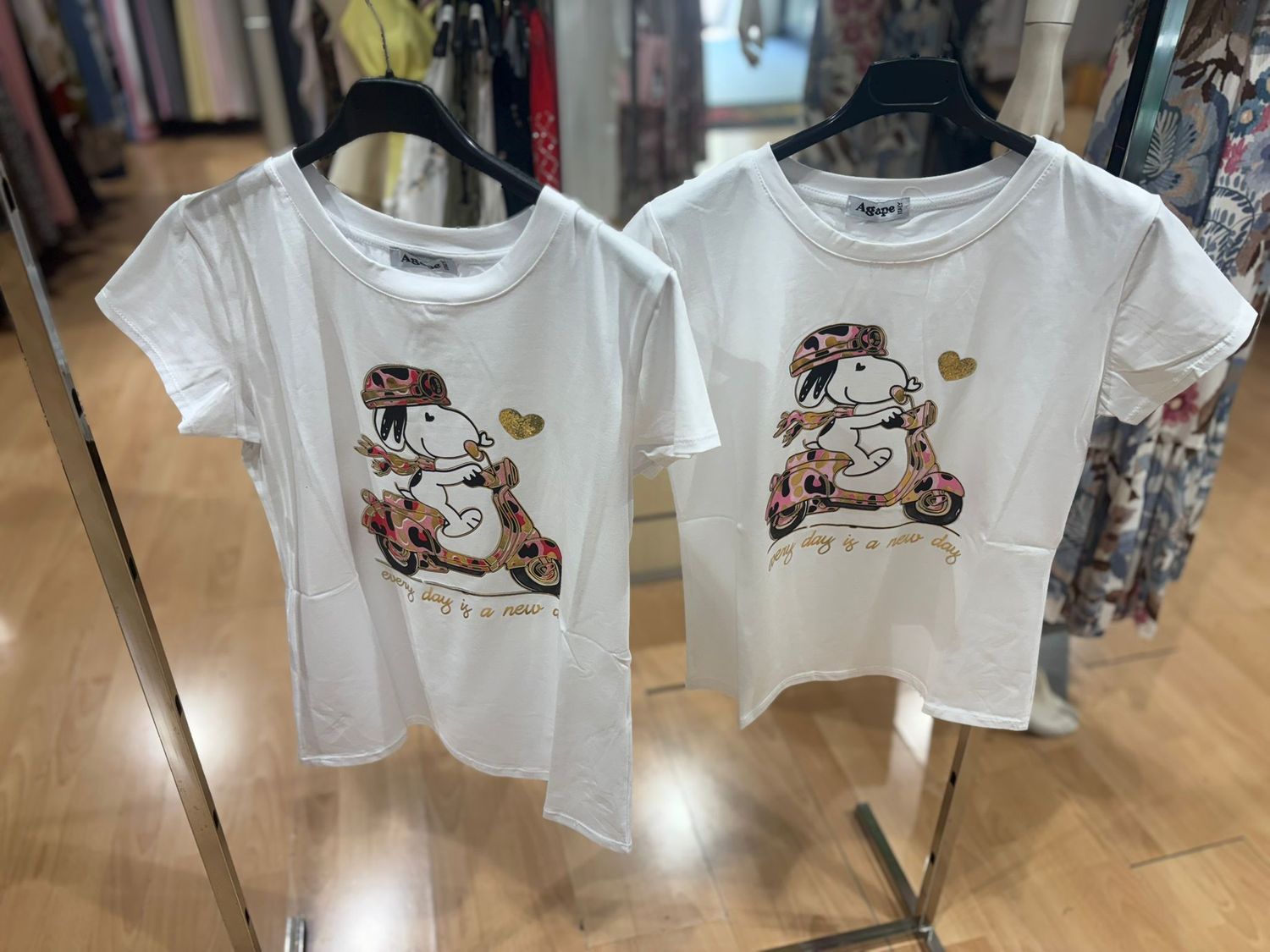 T-SHIRT IN COTONE CON STAMPA SNOOPY IN SCOOTER