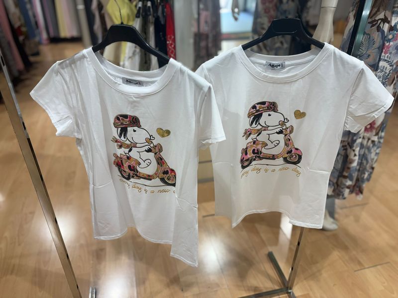 T-SHIRT IN COTONE CON STAMPA SNOOPY IN SCOOTER