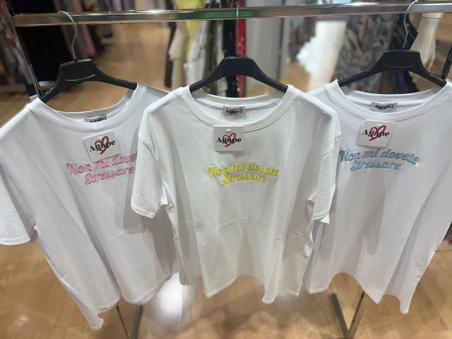 T-SHIRT IN COTONE CON SCRITTA RICAMATA " NON MI DOVETE STRESSARE "