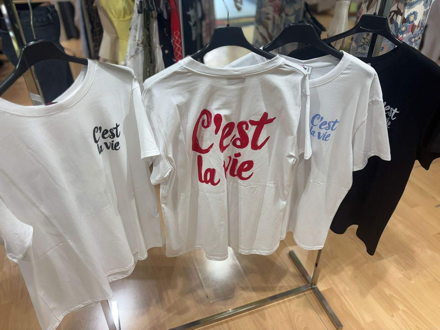 T-SHIRT CON FRASE " C'EST LA VIE "
