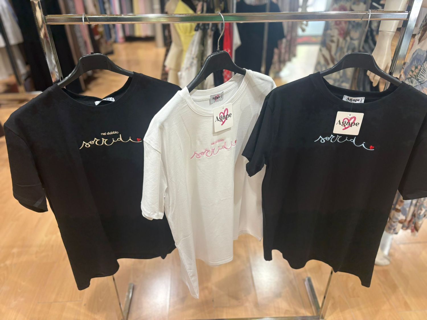 T-SHIRT CON SCRITTA " SORRIDI "