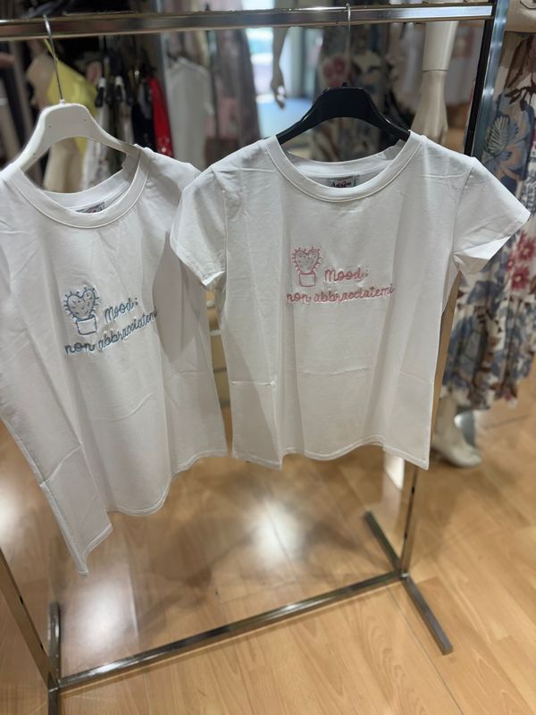 T-SHIRT CON SCRITTA " MOOD: NON ABBRACCIATEMI "