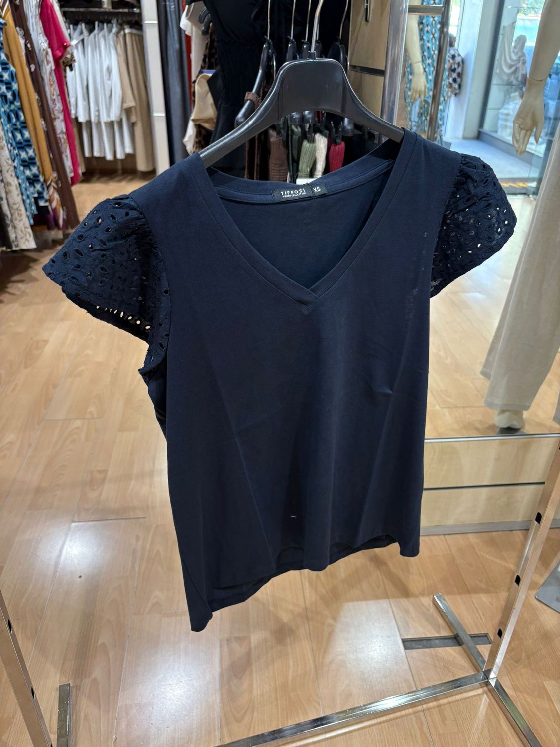 T-SHIRT TIFFOSI SCOLLO A V CON MANICHE IN PIZZO SAN GALLO