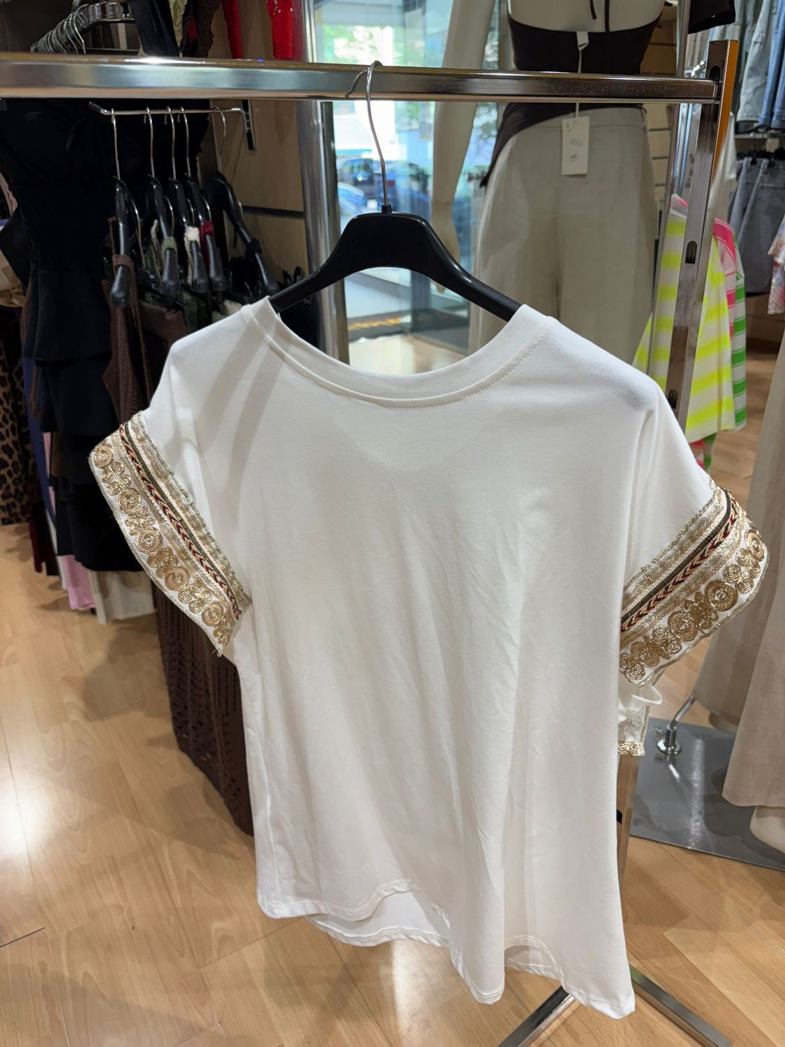 T-SHIRT TAGLIA UNICA CON DETTAGLI RICAMATI ALLE MANICHE