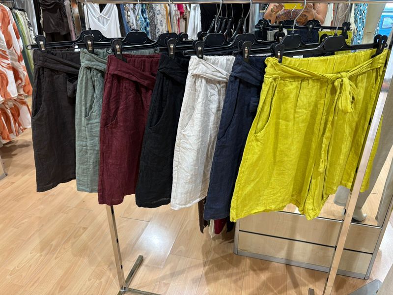 PANTALONCINI IN LINO CON CINTA IN VITA