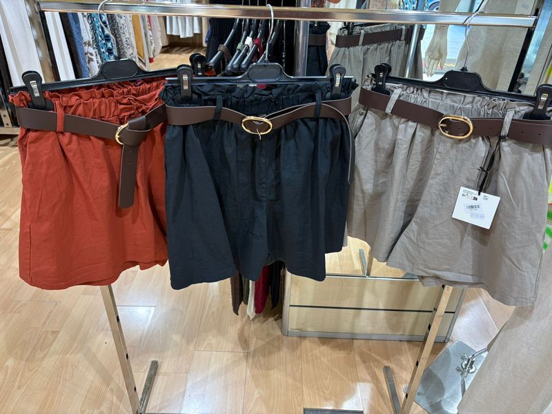 PANTALONCINI IN COTONE CON ELASTICO IN VITA E CINTURA