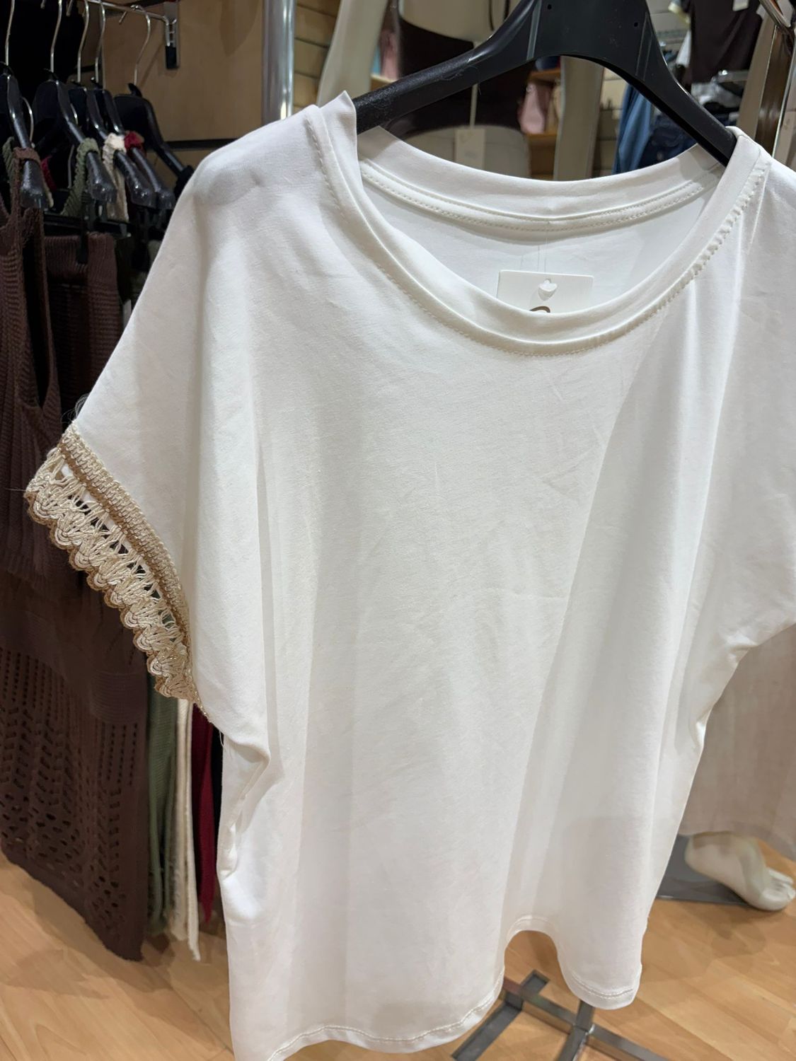 T-SHIRT IN COTONE CON MANICHE RICAMATE