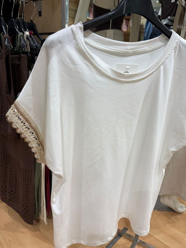 T-SHIRT IN COTONE CON MANICHE RICAMATE