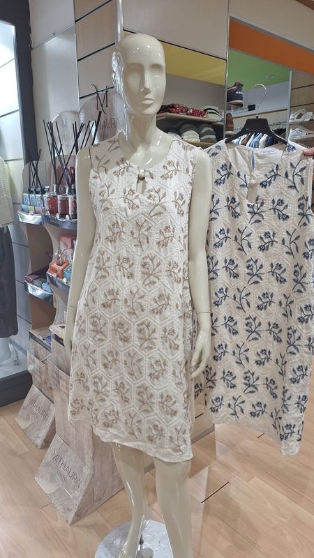 VESTITO CON RICAMI IN RILIEVO