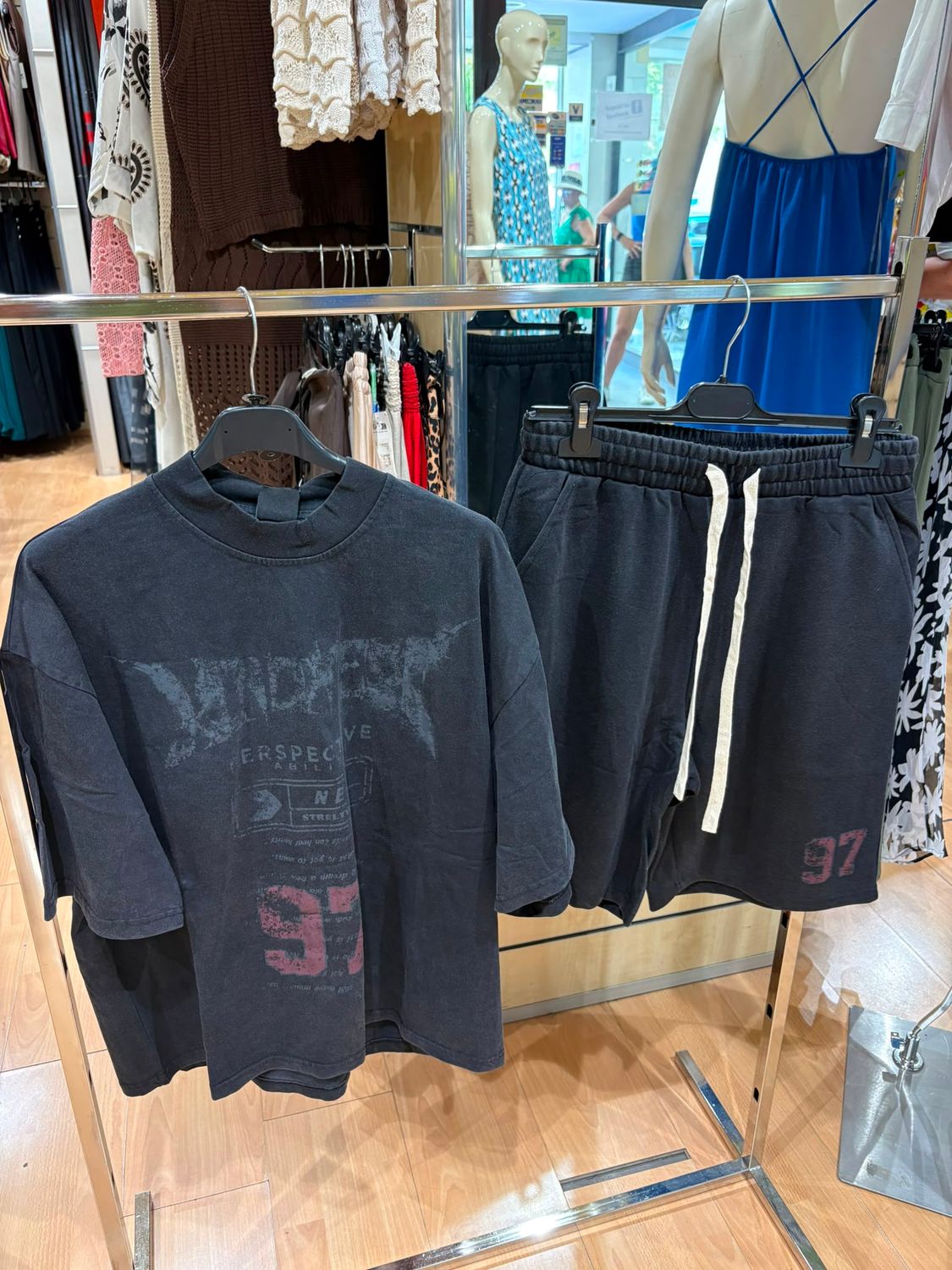 COMPLETO UOMO T-SHIRT E BERMUDA CON STAMPA VINTAGE
