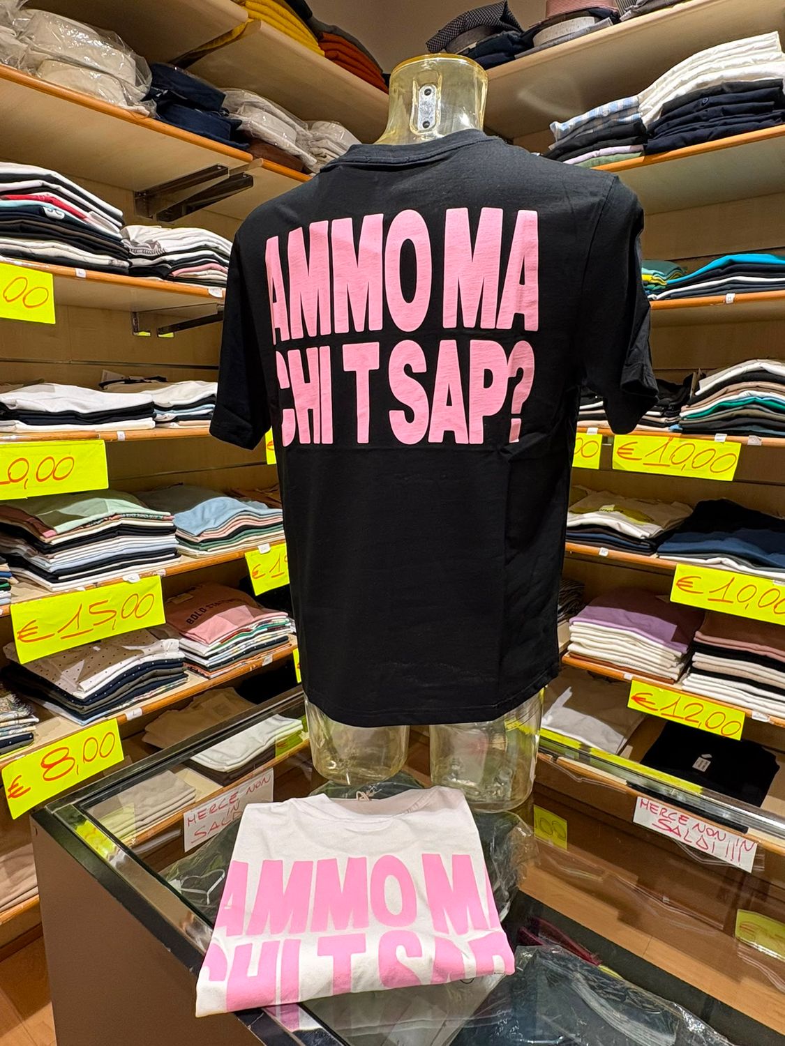 T-SHIRT UOMO CON SCRITTA “ AMMO MA CHI T SAP? ”