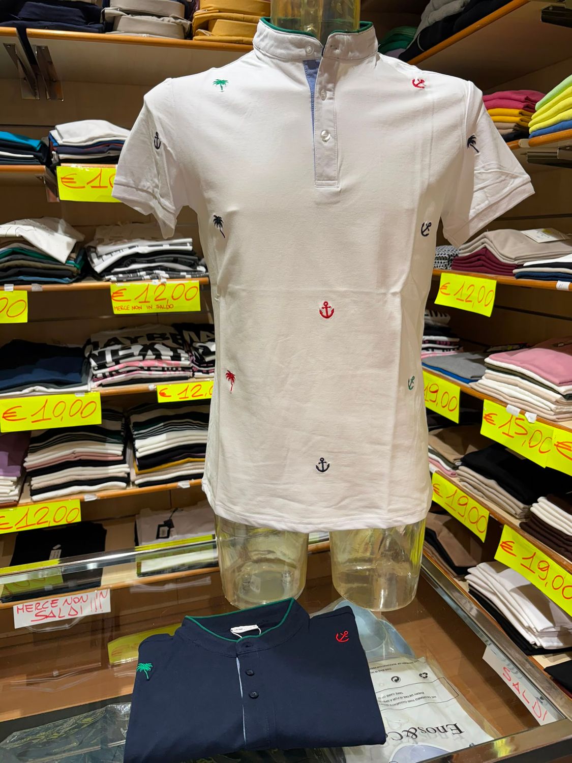 T-SHIRT UOMO IN COTONE CON COLLO ALLA COREANA E RICAMI MARINARI