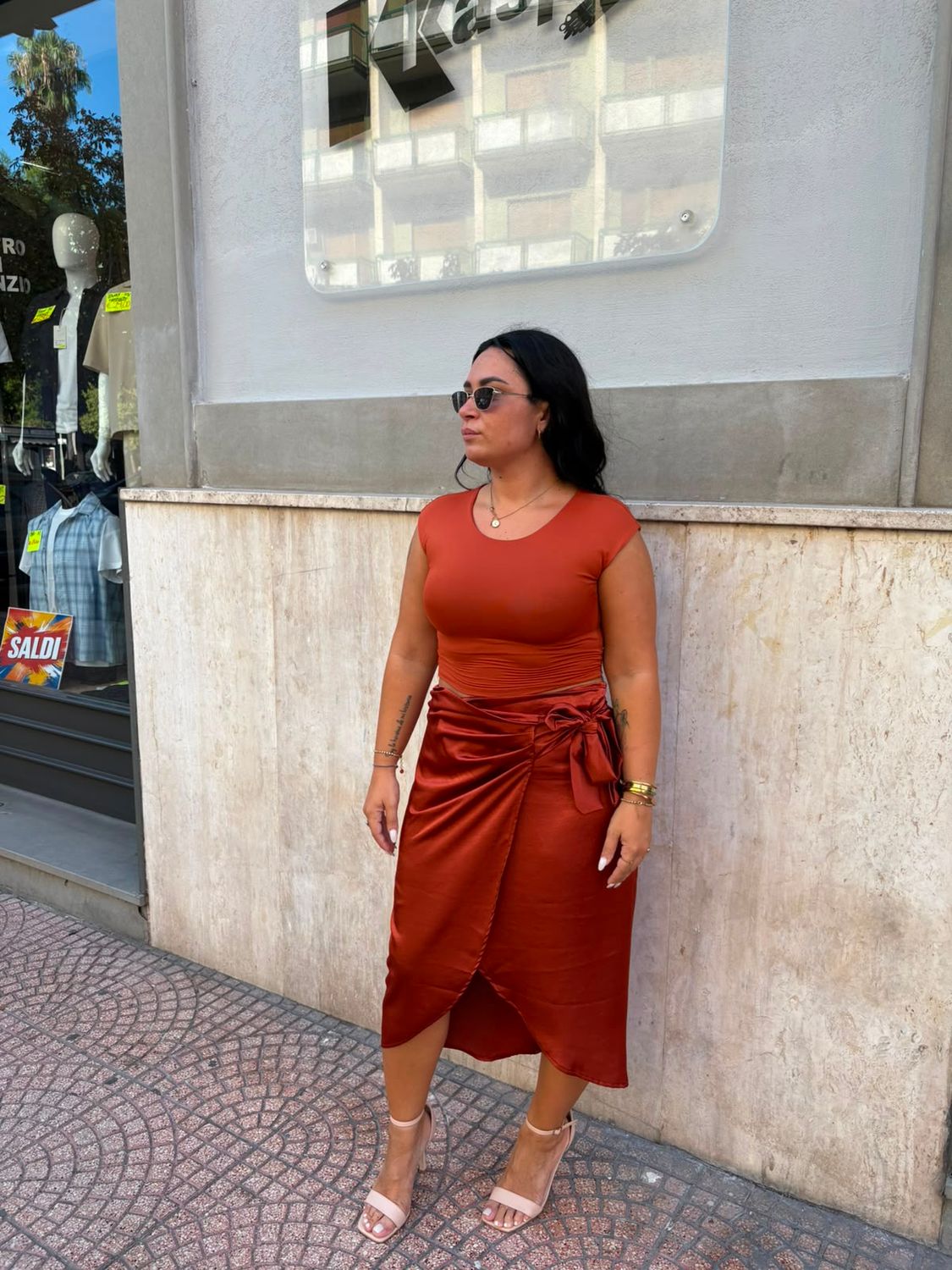 T-SHIRT CORTA ELASTICIZZATA