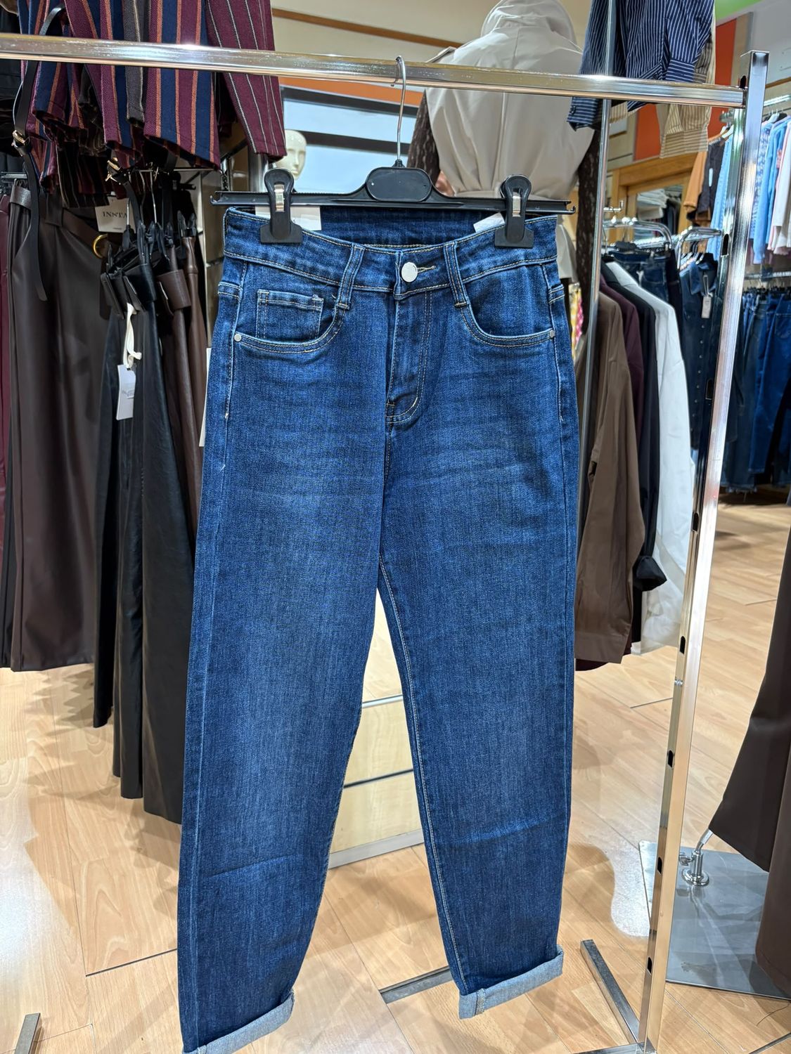 JEANS ELASTICIZZATO A GAMBA STRETTA
