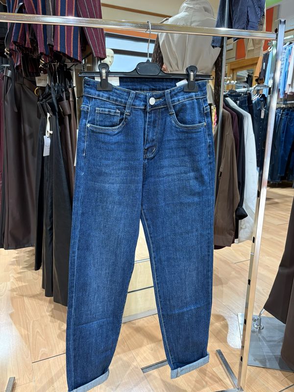 JEANS ELASTICIZZATO A GAMBA STRETTA