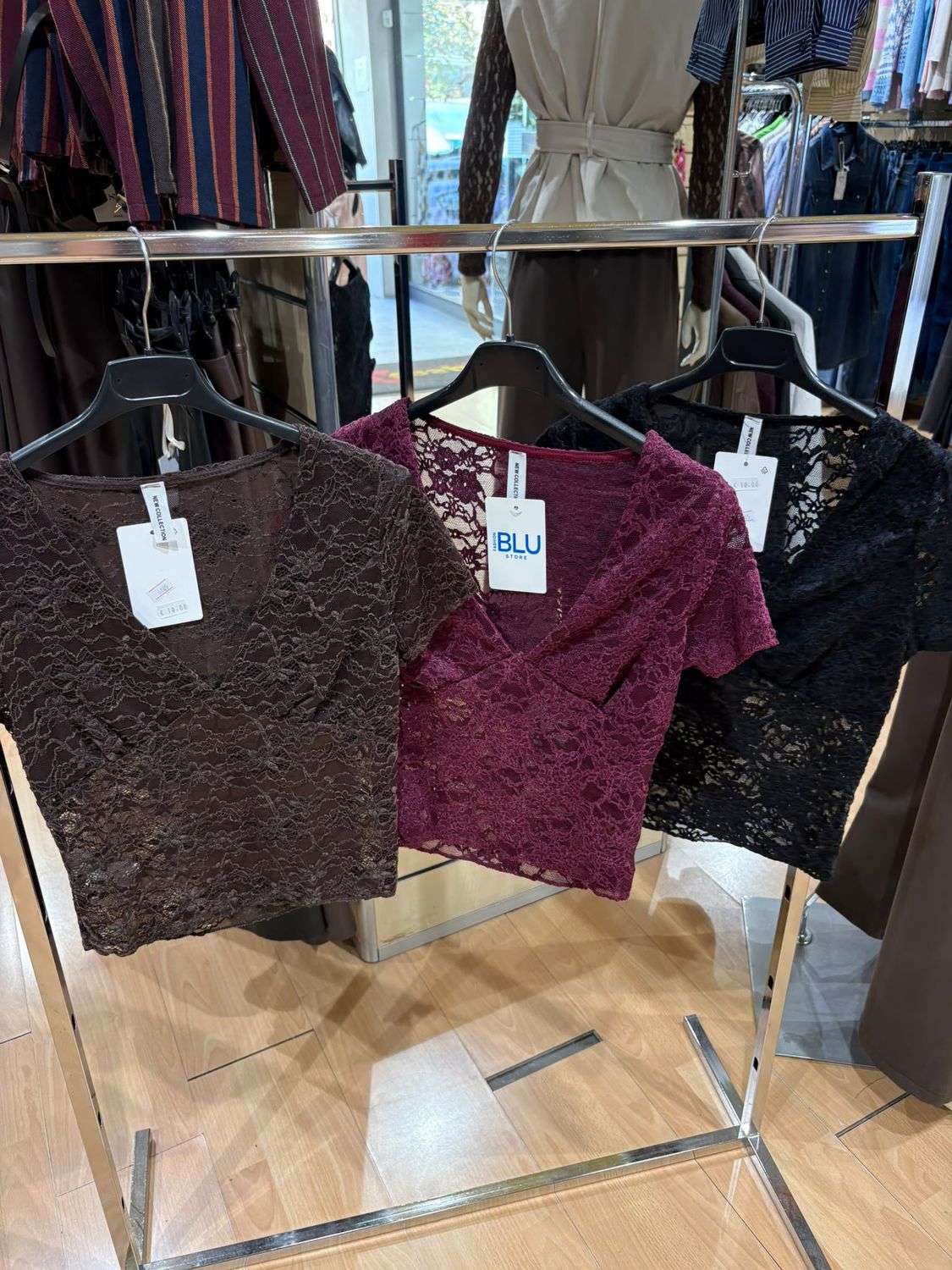 MAGLIA IN PIZZO CON SCOLLO A V