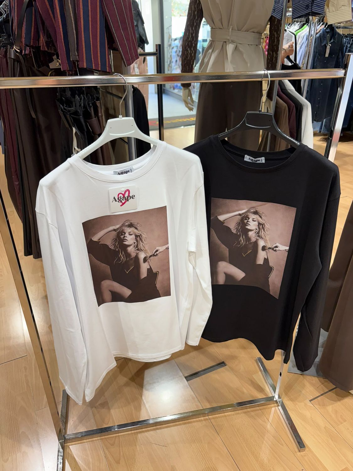 MAGLIA IN COTONE CON STAMPA " RAGAZZA IN POSA "