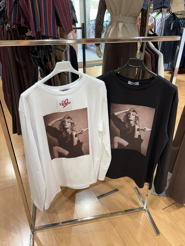MAGLIA IN COTONE CON STAMPA " RAGAZZA IN POSA "