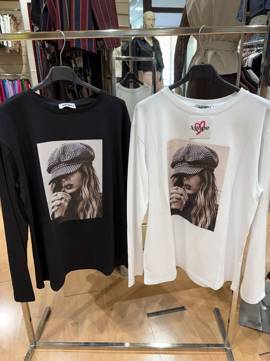MAGLIA IN COTONE CON STAMPA " RAGAZZA CON CAPPELLO "