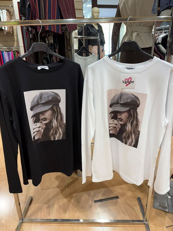MAGLIA IN COTONE CON STAMPA " RAGAZZA CON CAPPELLO "