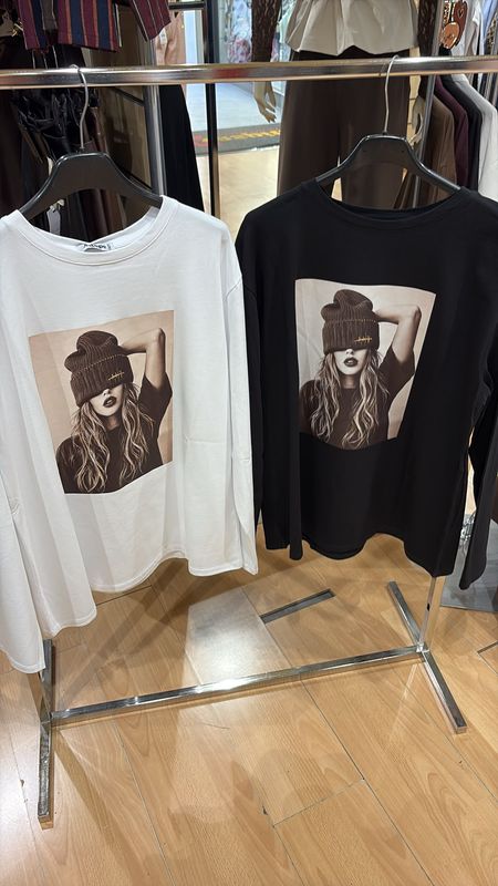 MAGLIA IN COTONE CON STAMPA " RAGAZZA CON BERRETTO "