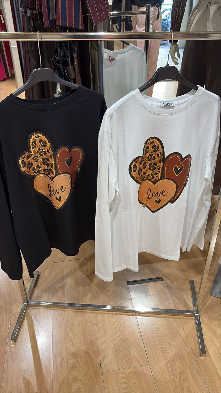 MAGLIA IN COTONE CON STAMPA CUORI " LOVE "