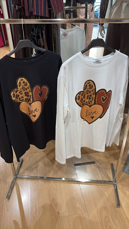 MAGLIA IN COTONE CON STAMPA CUORI " LOVE "