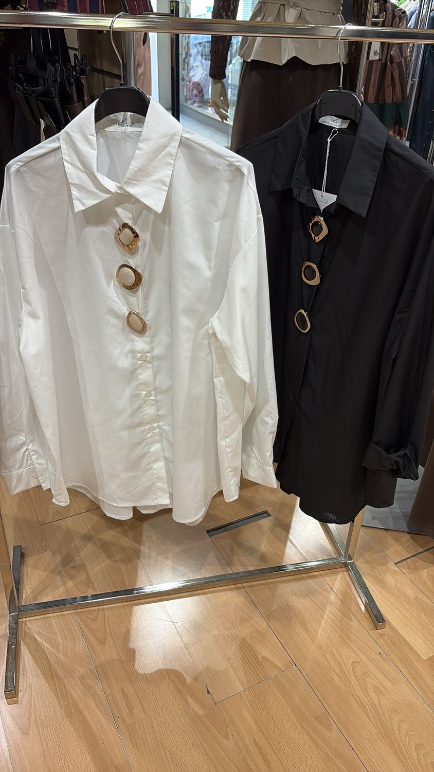 CAMICIA OVERSIZE CON DETTAGLIO BOTTONI GIOIELLO