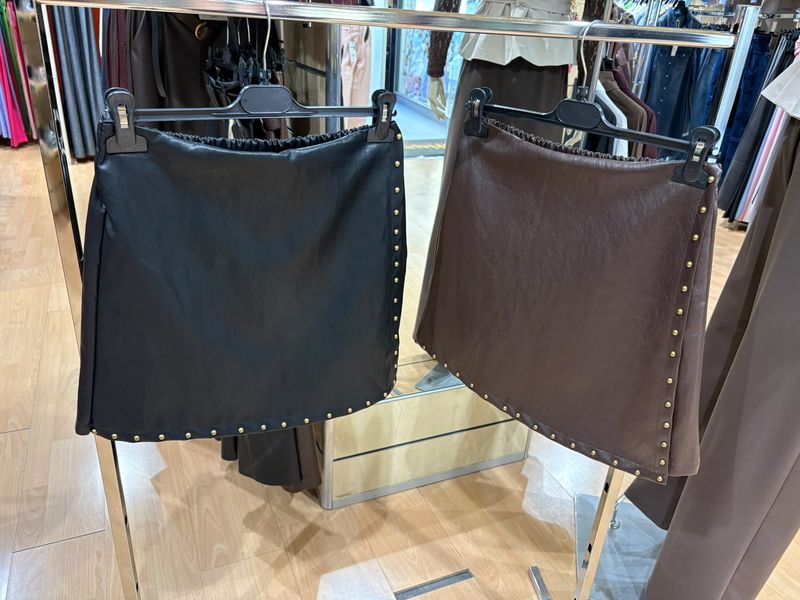 PANTAGONNA IN ECOPELLE CON BORCHIE LATERALI