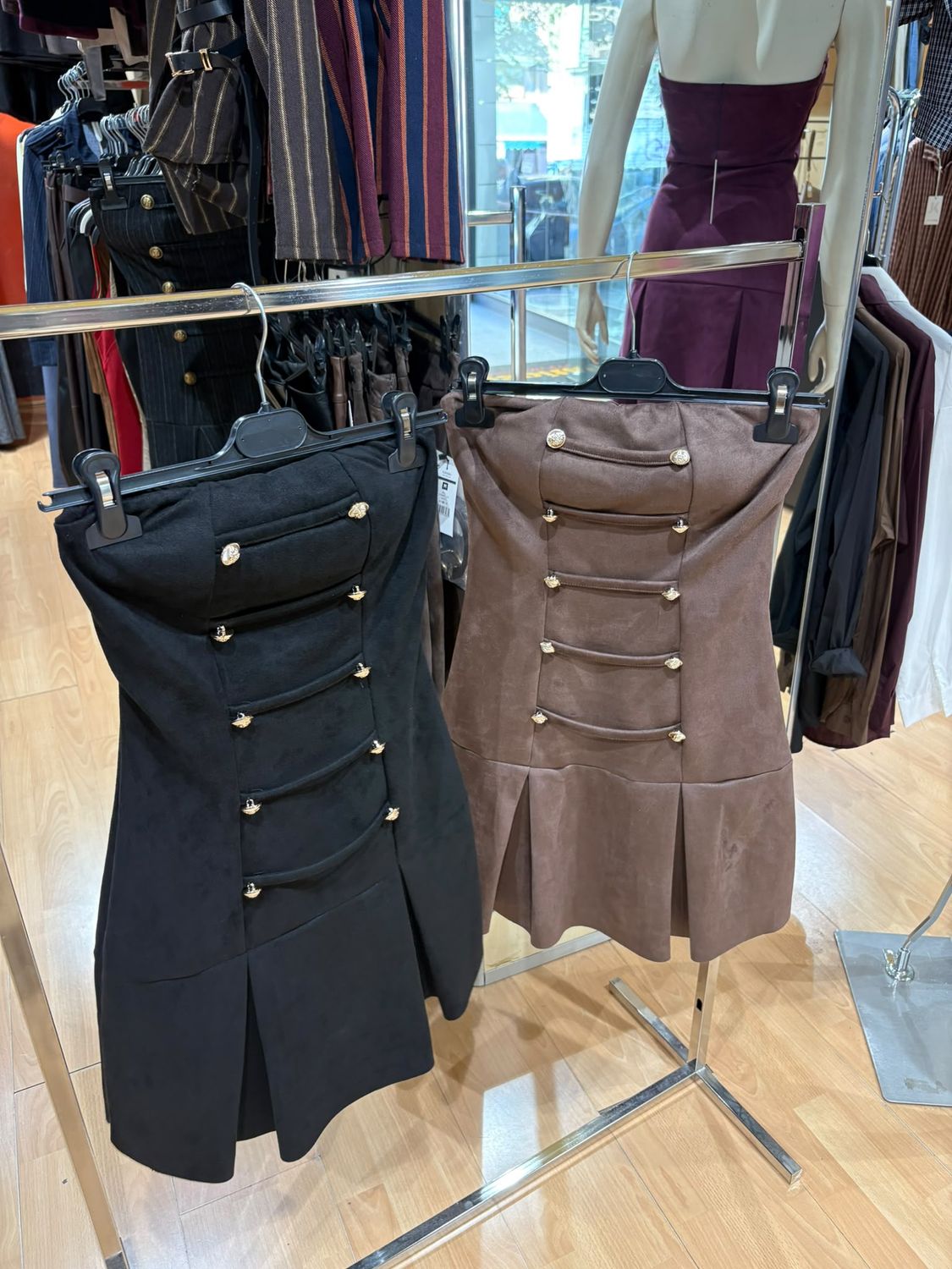 VESTITO IN DAINETTO CON DETTAGLIO BOTTONI