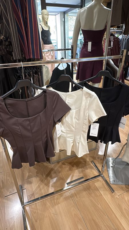 T-SHIRT SAGOMATA CON SCOLLO