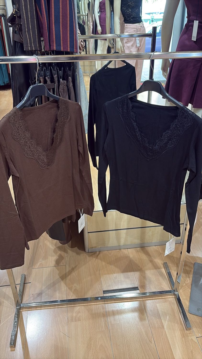MAGLIA IN COTONE ELASTICIZZATO CON SCOLLO IN PIZZO