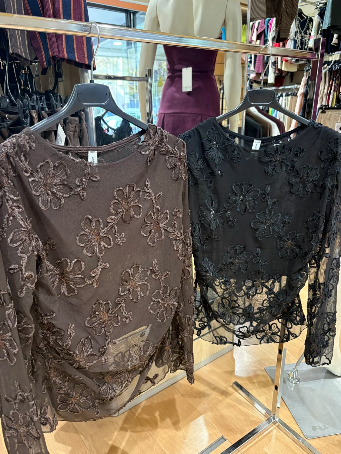 MAGLIA VELATA CON STAMPA IN RILIEVO