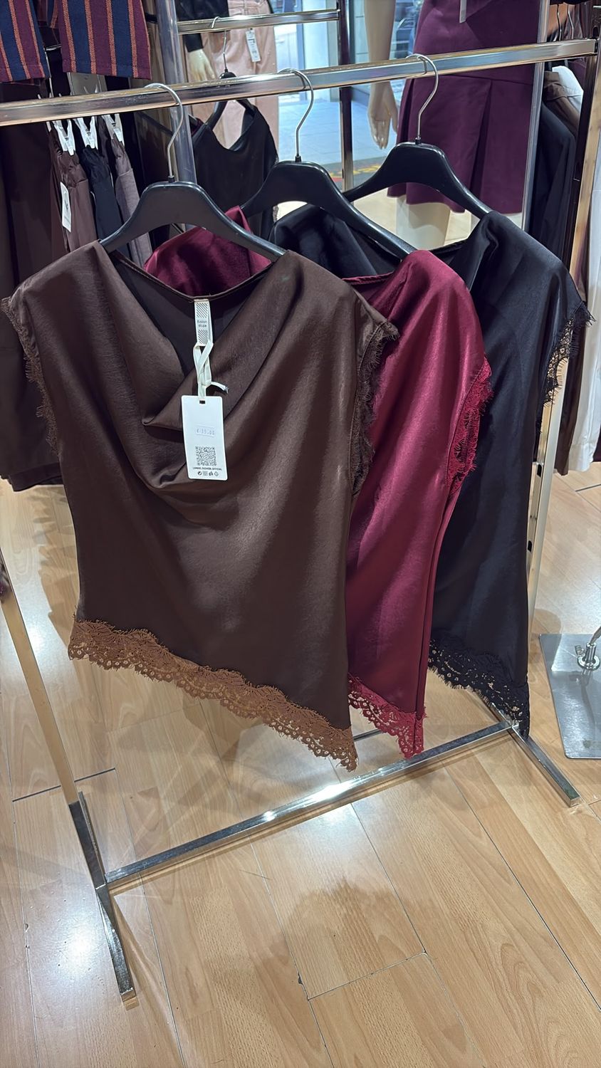 MAGLIA SMANICATA CON PIZZO E FONDO ASIMMETRICO